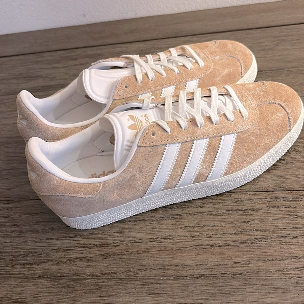 NEW [Adidas] Gazelle Suede Sneakers Shoes Beige/White Men’s 7.5 / Women’s 8.5 - Picture 4 of 13